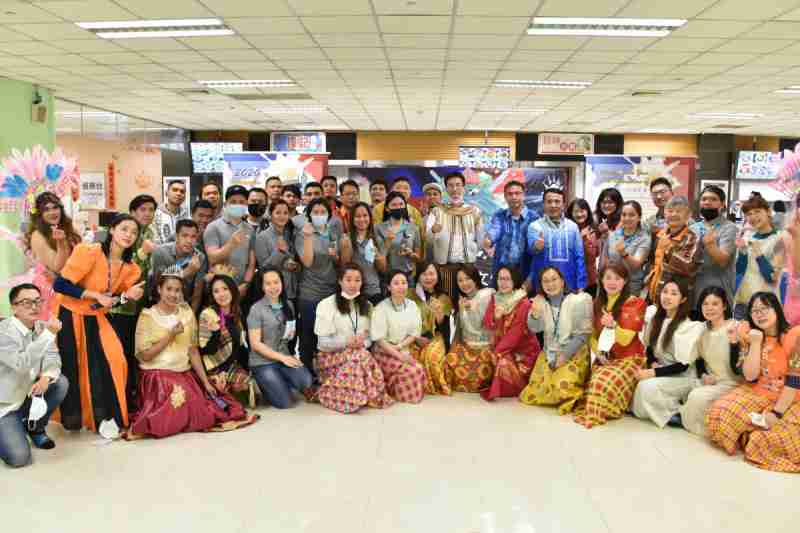 友達推動「安心、、創新、、用心、、、同心、、盡心」五星職旅，，為菲籍員工打造全方位照護，，，首度贏得「人權實踐與發展領袖獎」殊榮