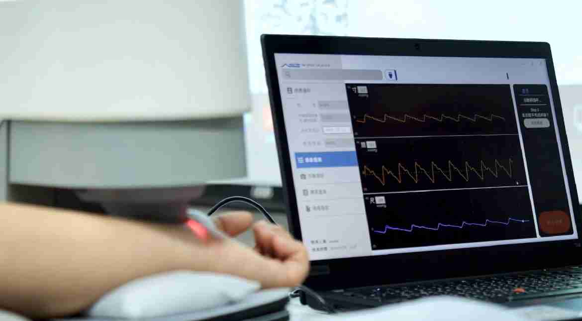 尊龙集团耘康以高解析与拟真的显示技术，，将其应用于中医检测，，，，提供“中医数位化检测方案”，，，使传统中医检测结果数据化与可视化