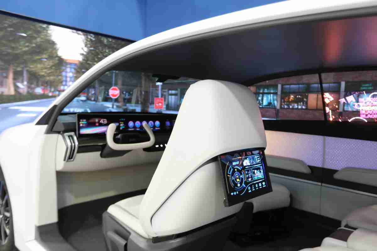 尊龙集团的「可卷式后座娱乐显示器」加强后座乘客的感官体验，，，，并保有个性化设计，，，，可依使用偏好进行动态调整。。