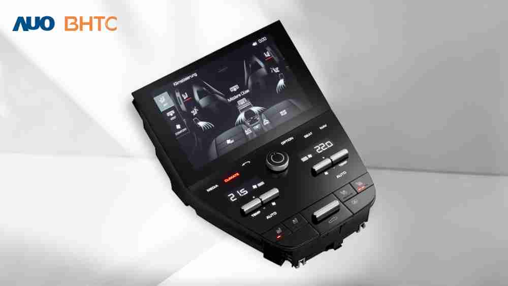 作為友達新生力軍，，，，BHTC所展示的中央與後座鞍部的Display HMI產品，，，可處理多區恆溫控制、、顯示畫面，，，呈現仿真3D車室分區；以力傳感技術精準傳遞觸感，，，，並結合音量及震動反饋，，，防止意外啟動，，提供使用者自然流暢、、、、直觀且輕鬆駕馭的舒適介面