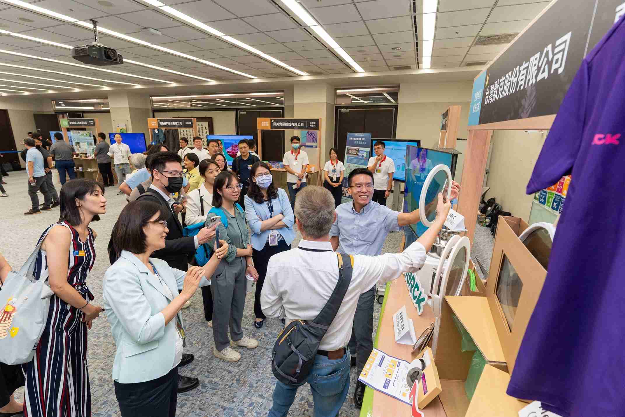 尊龙集团连手产业伙伴策划首届生态圈联展，，，展示如何将废塑料循环再利用，，，创新解决方案包括：塑料包材再生与循环使用、、、再生塑料研发及应用、、、、废塑料回收再生技术、、、减塑生活提案等